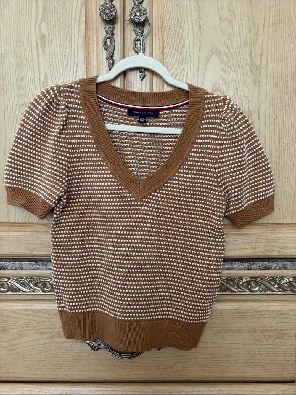 Tommy Hilfiger Camel & White V‑Neck Short Sleeve Sweater